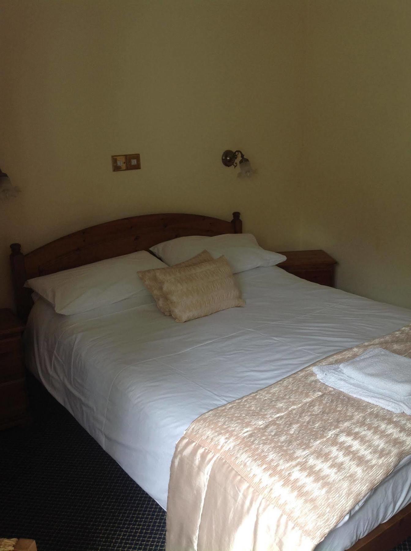 The Glan Yr Afon Inn Holywell  Buitenkant foto